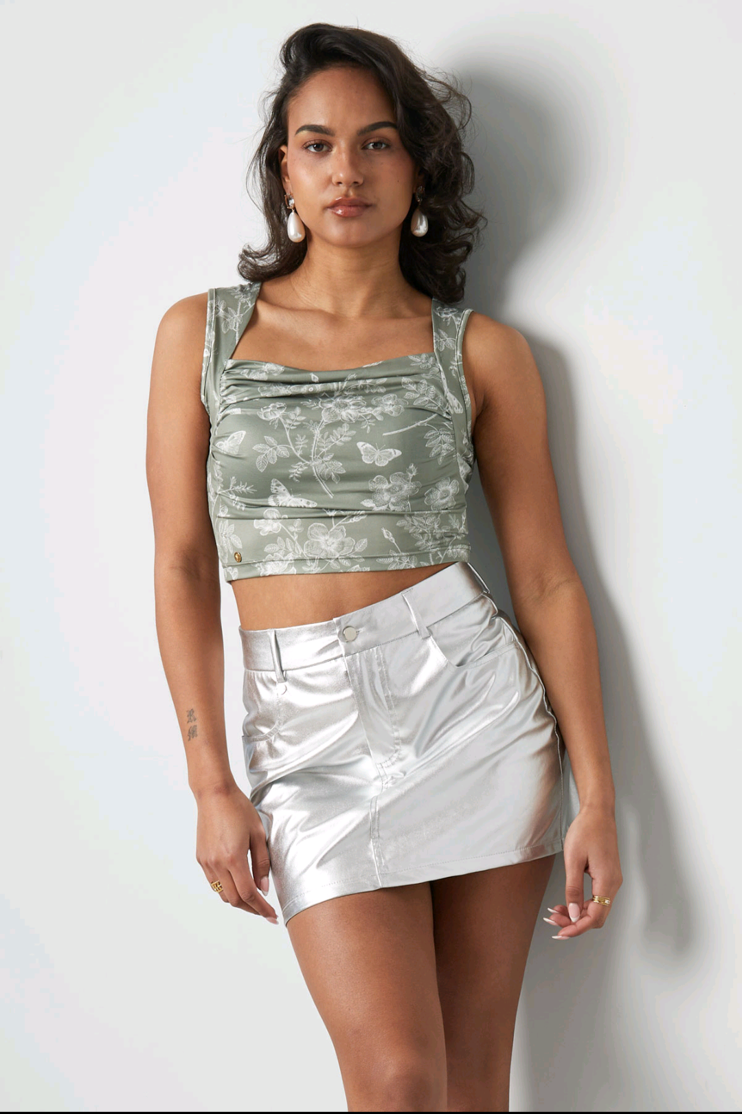 Zilver metallic rokje voor dames op model