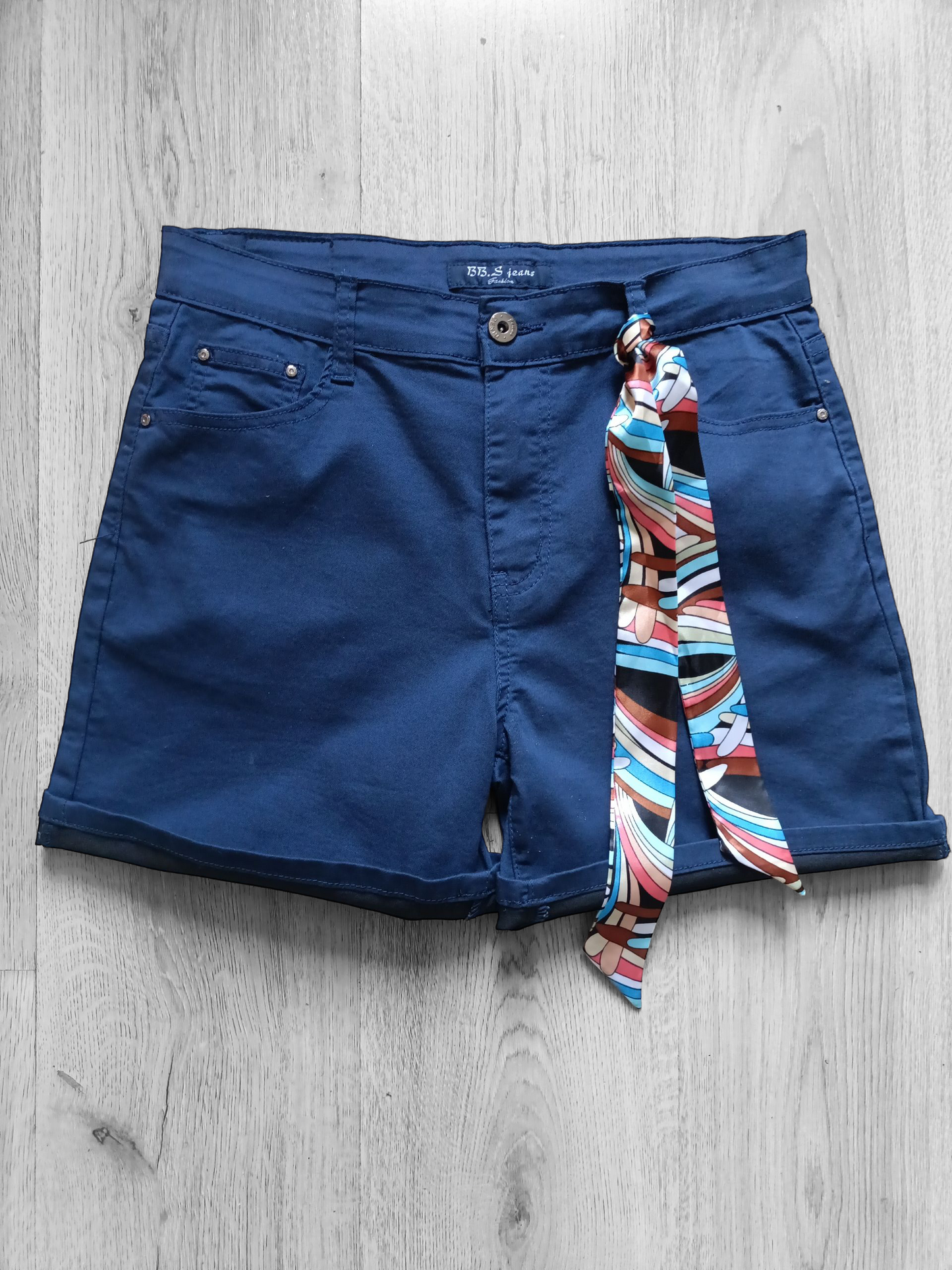 Blauwe BBS Jeans fashion Shorts voor dames met sjaaltje.