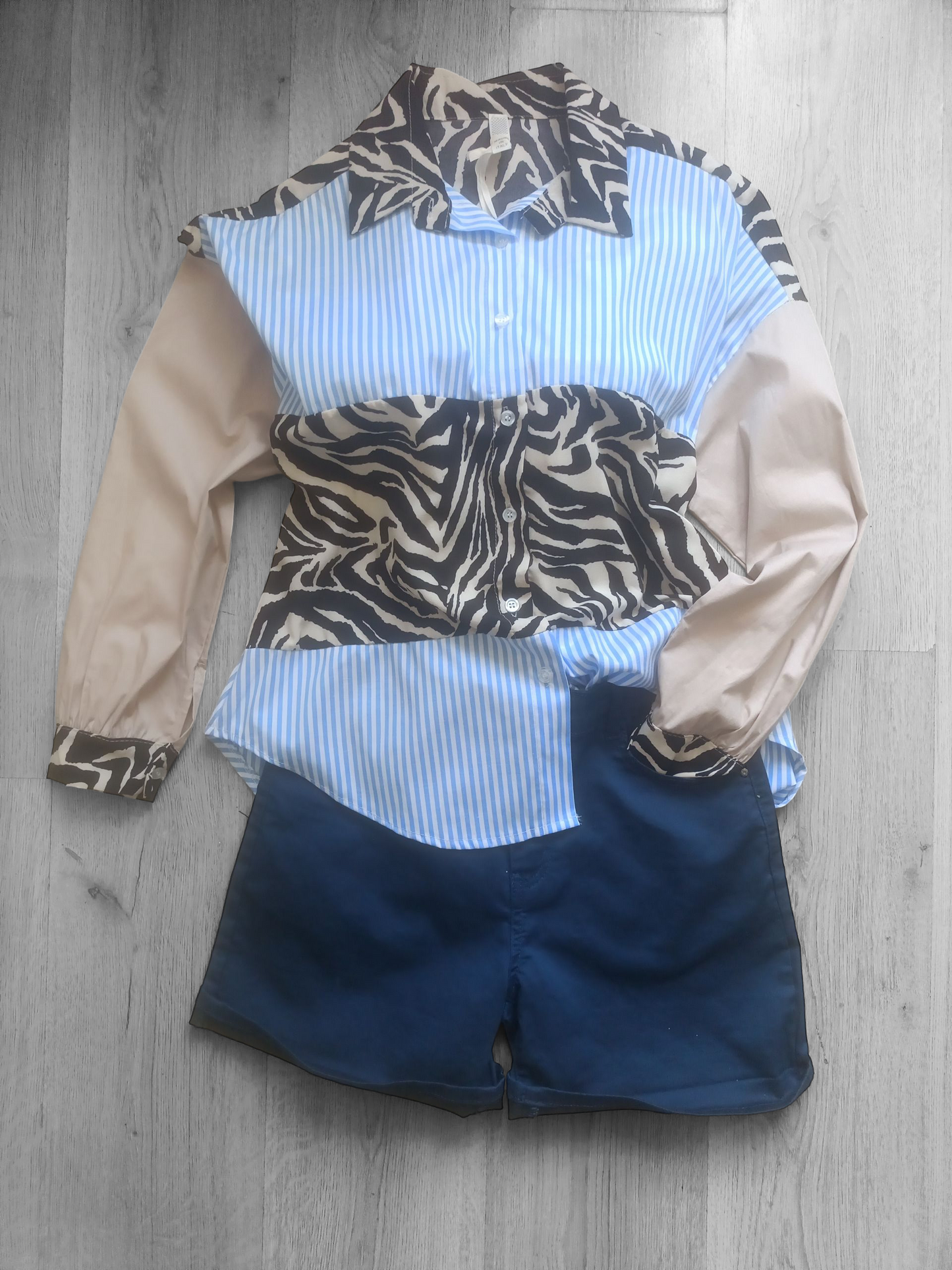 BBS Jeans Shorts voor dames (zonder het sjaaltje) in de kleur marineblauw en blauw gestreepte blouse met zebraprint.