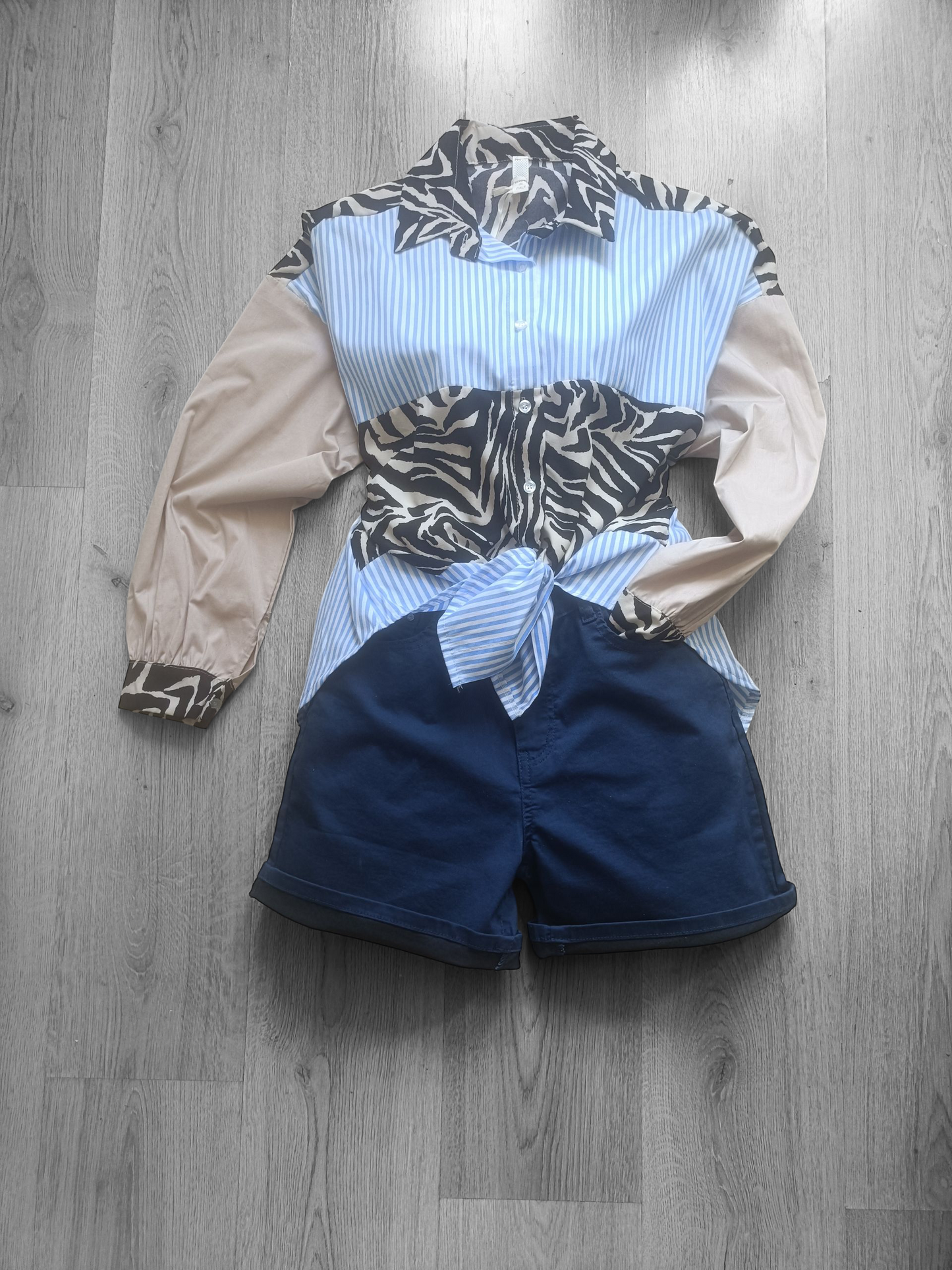 Marineblauw BBS Jeans fashion Shorts voor dames zonder het sjaaltje & blauw gestreepte blouse met dierenprint.