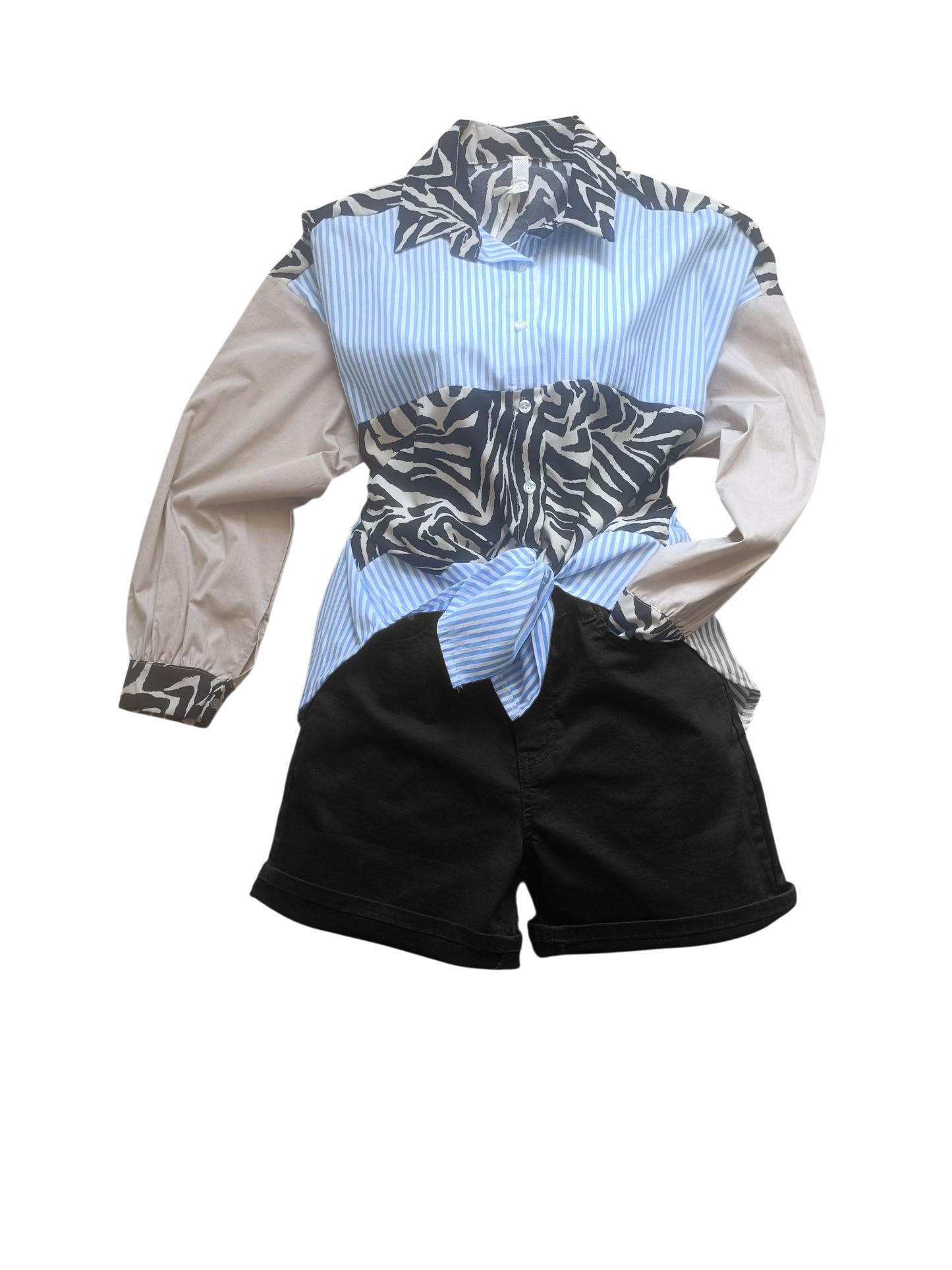Zwarte BBS Jeans Shorts voor dames (zonder het sjaaltje) en blauw gestreepte blouse met dierenprint.