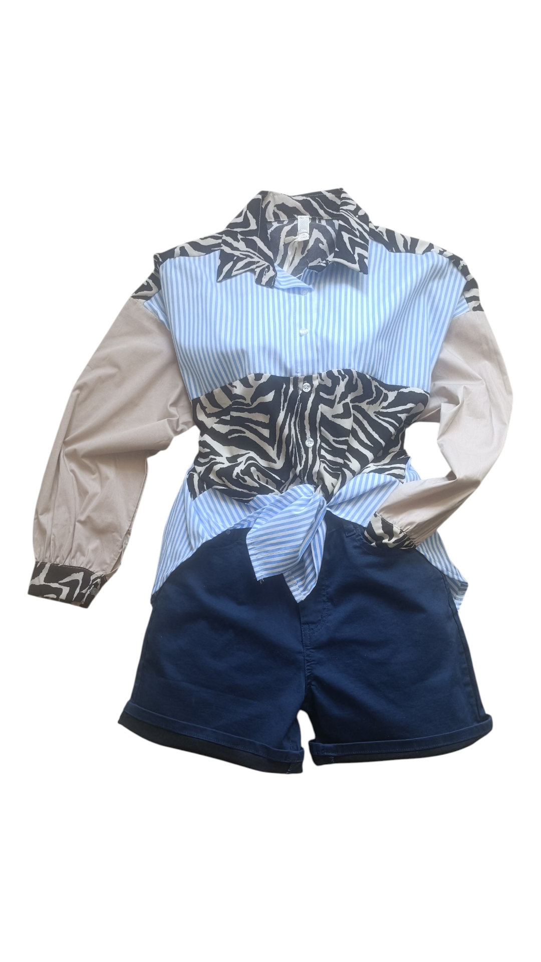 Donkerblauw - BBS Jeans Shorts voor dames (zonder het sjaaltje) en blauw gestreepte blouse met zebraprint.