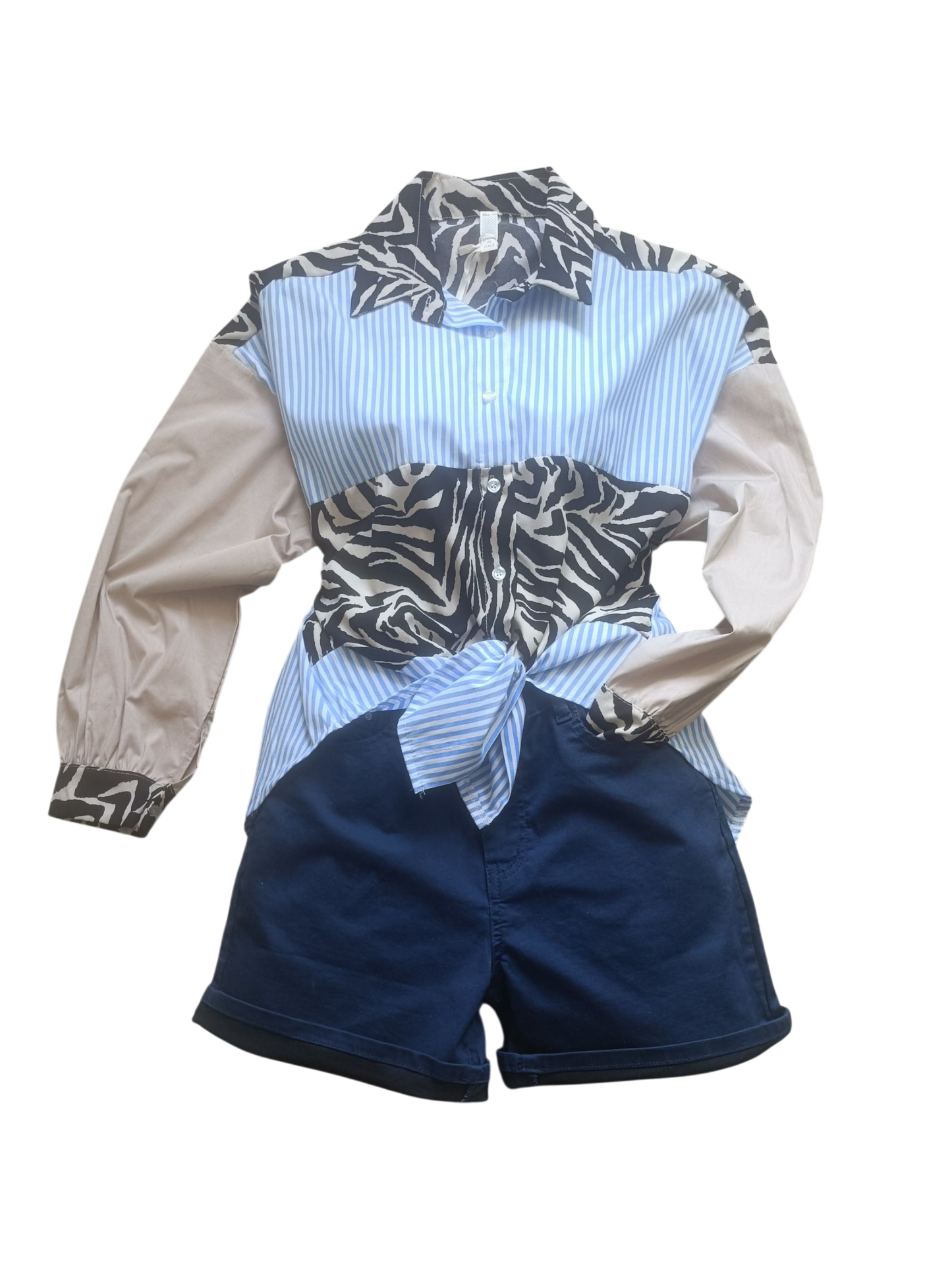 Blauwe BBS Jeans fashion Shorts voor dames zonder het sjaaltje & blauw gestreepte blouse met zebraprint accenten.