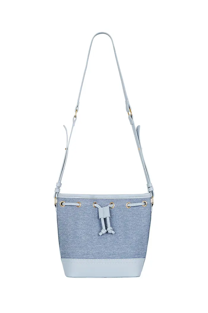 Bucketbag dames; stoere bucket bag met aantrekkoord en leatherlook details - lichtblauw denim; schoudertas.