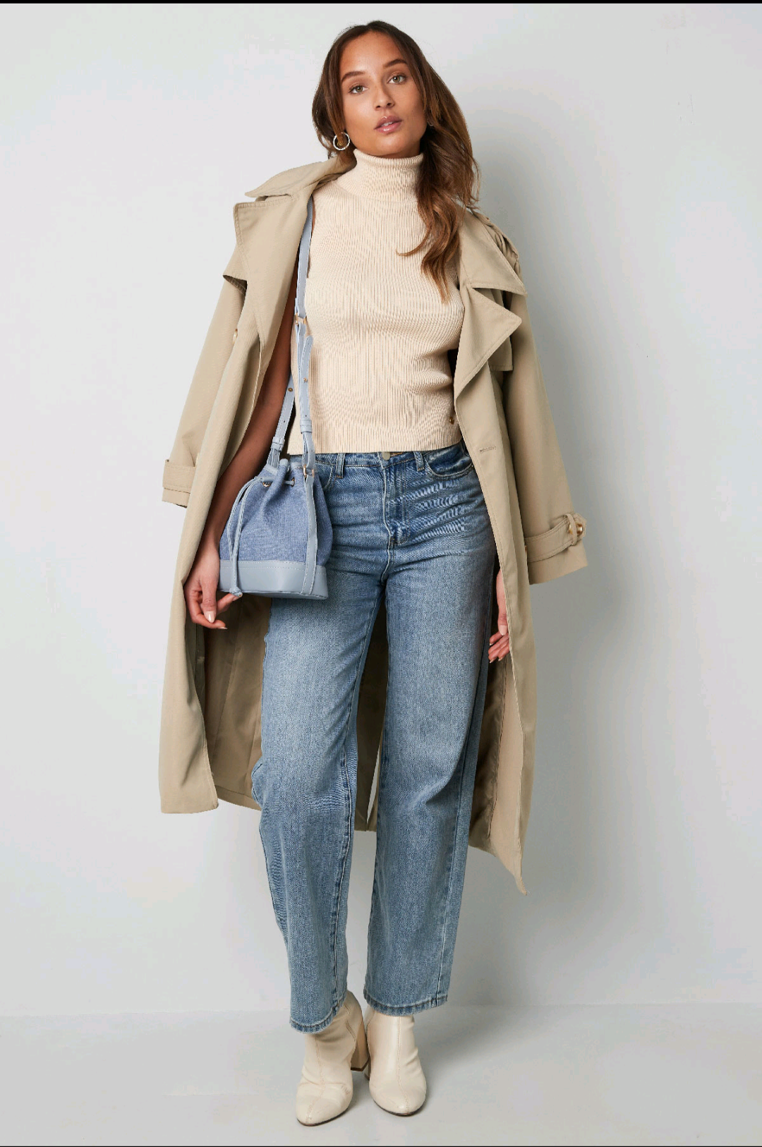 Bucketbag dames - lichtblauw denim in gecombineerd met beige voor casual outfit.