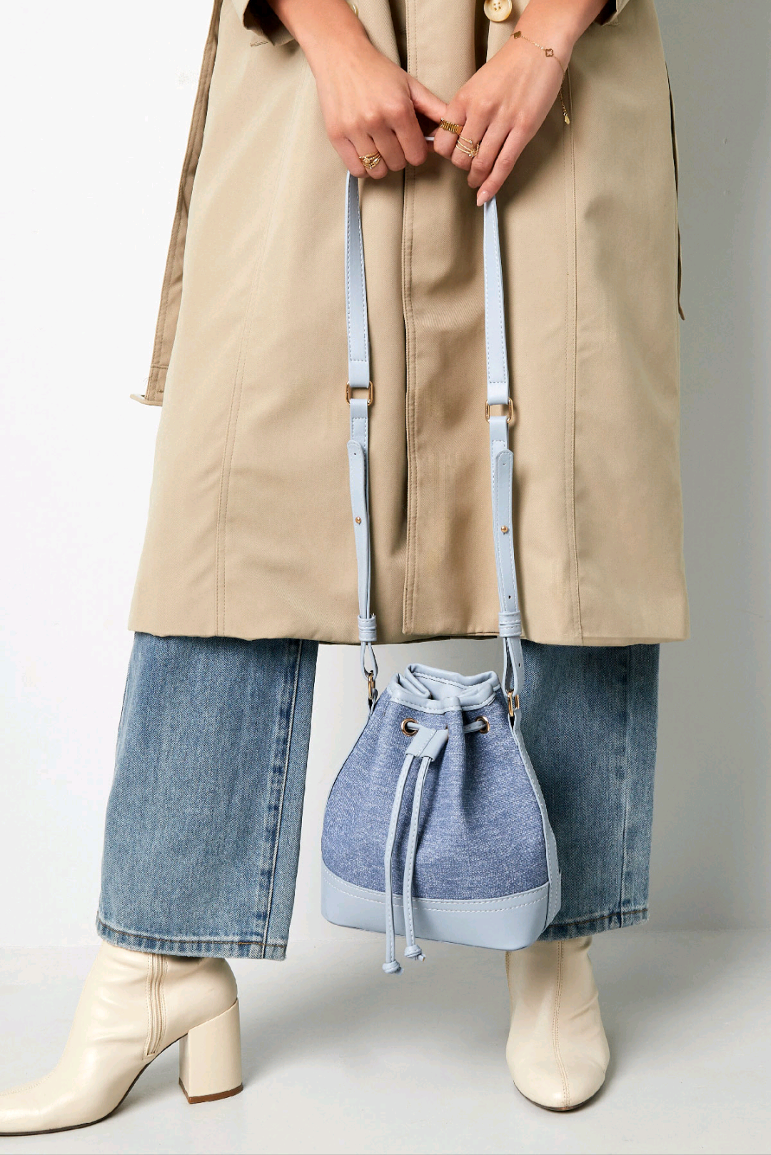 Bucket bag dames; stoere bucketbag / schoudertas met aantrekkoord en leatherlook details - lichtblauw denim.