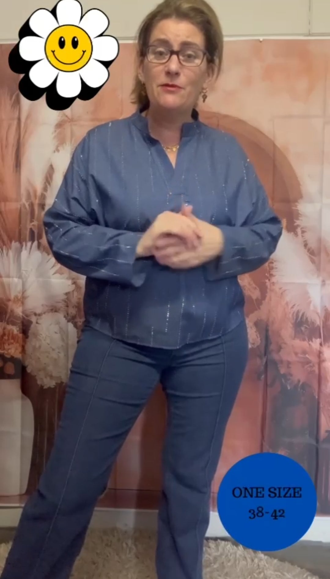 Closed denim blouse met elegante V-hals – stijlvol én comfortabel.