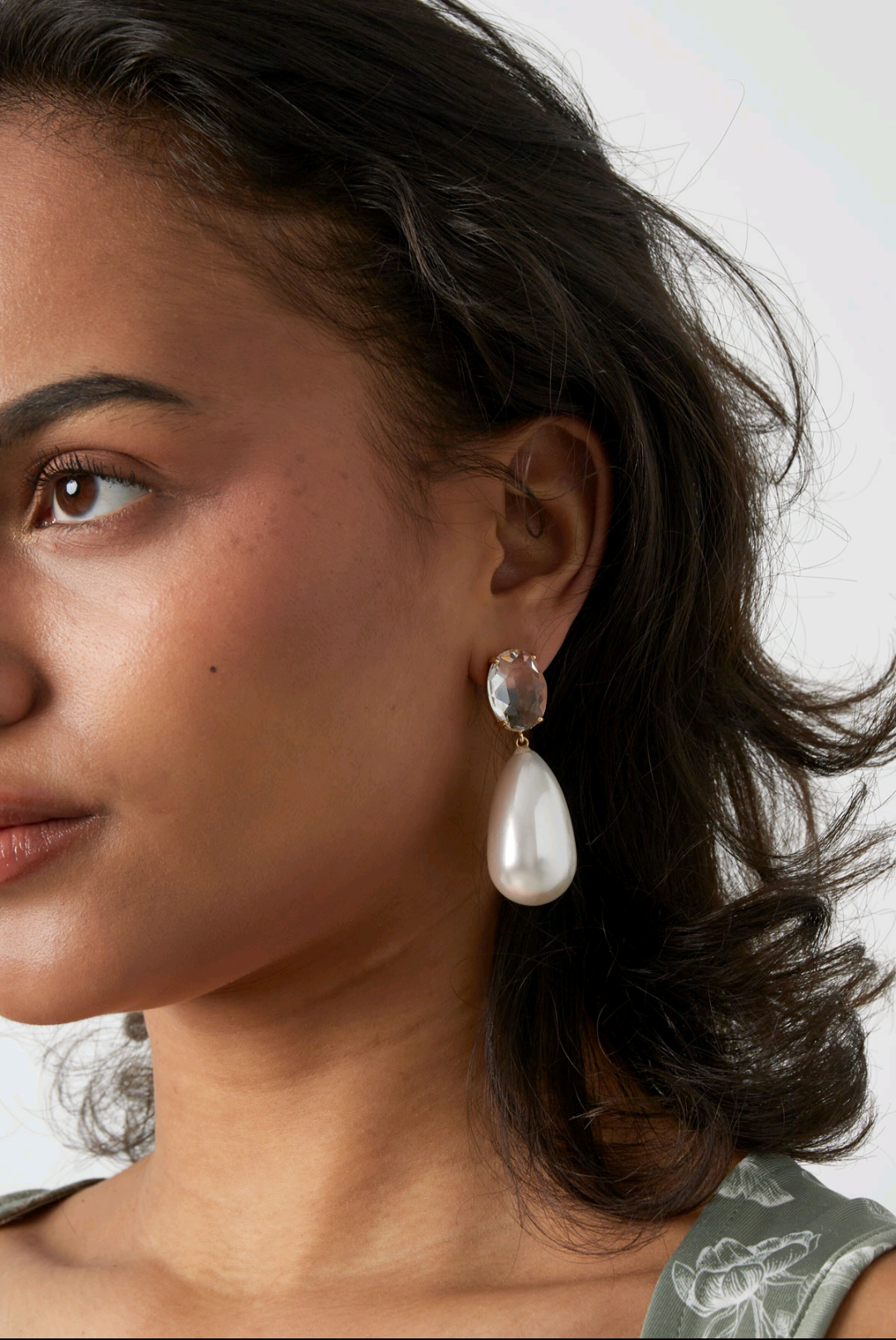 Grote witte statement oorbellen met pareldruppel – elegant, classy en trendy tegelijk.