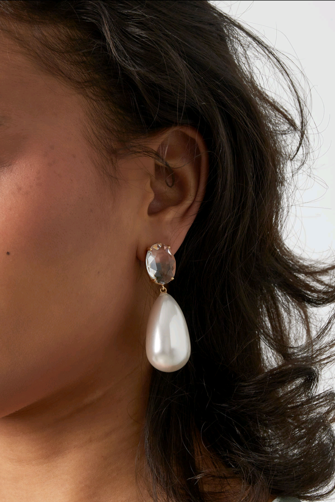 Witte statement oorbellen met pareldruppel en gouden details – classy en trendy tegelijk