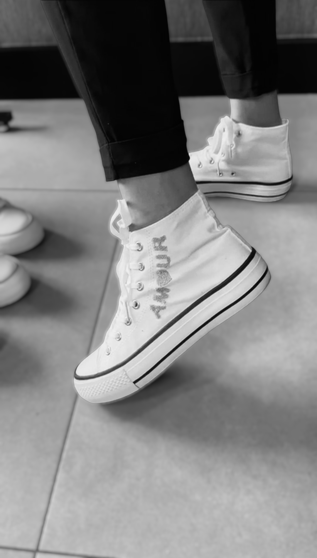 Hoge witte sneakers (Converse model) met grijze Teddy print; "Amour" - hart met lurexdraad