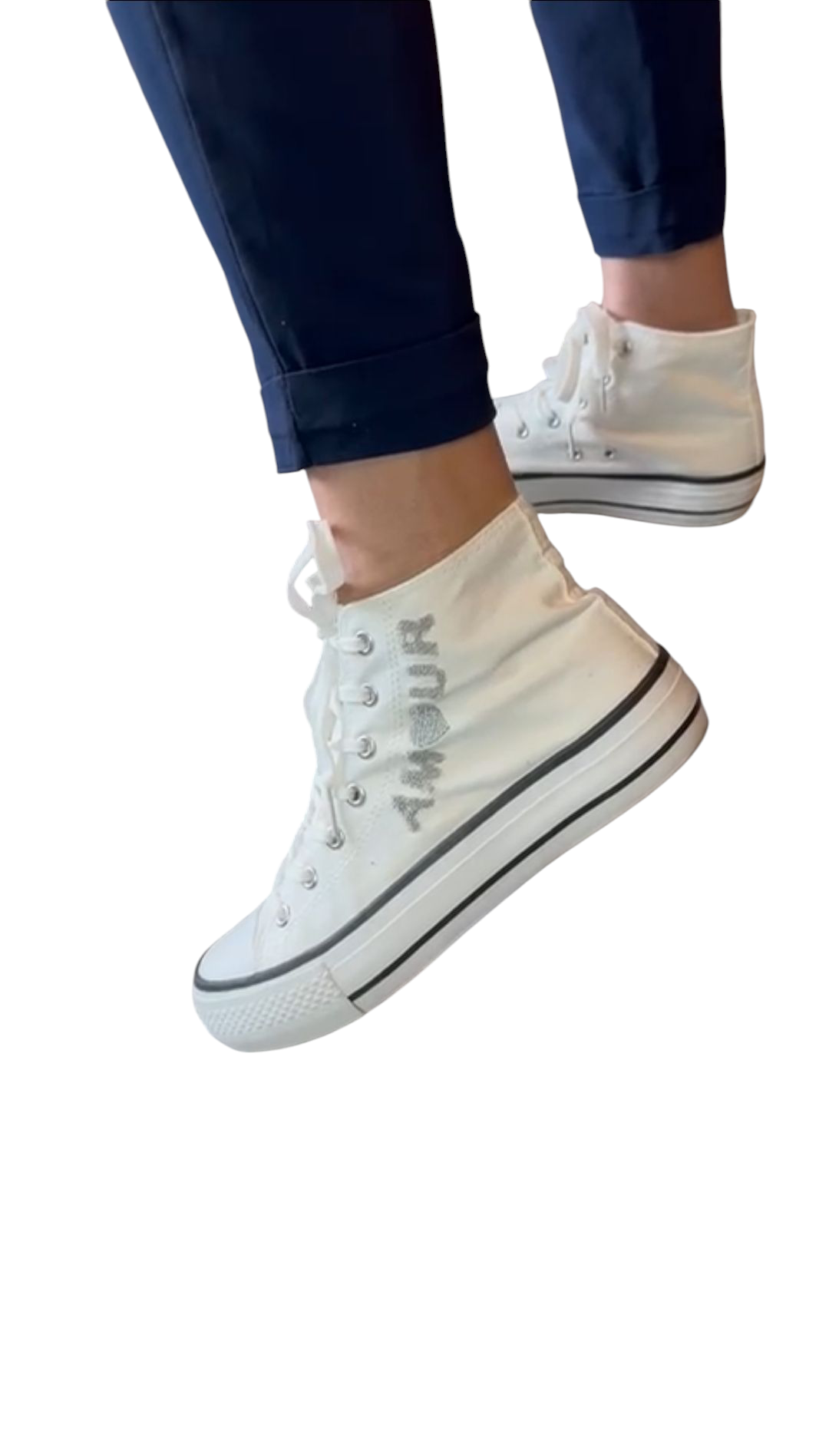 Hoge witte sneakers (Converse model) met grijze Teddy print letters en lurexdraad hart; "Amour"