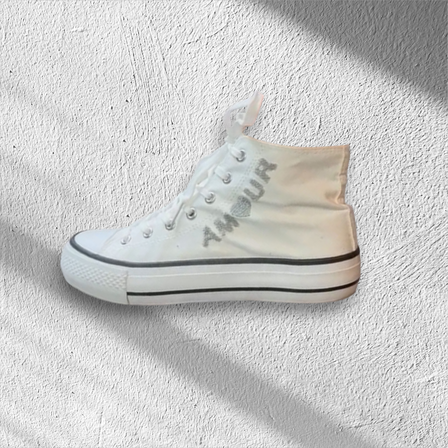 Hoge witte sneakers (Converse model) met grijze letters; "Amour"