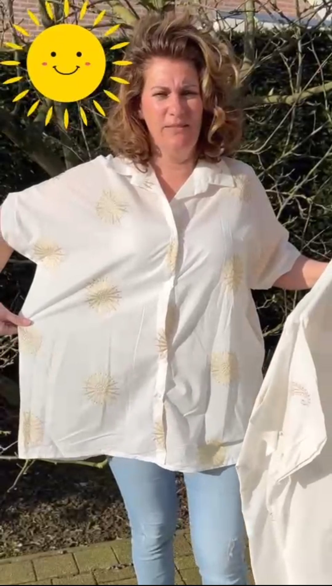 Lange damesblouse grote maat met geborduurde palmtakken - Wit (Maat 42 t/m 52) | Jeans & Chic collectie