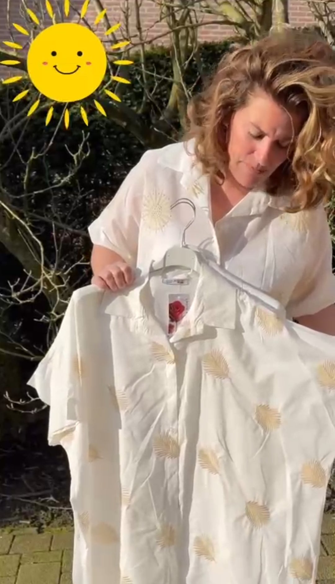 Lange damesblouse grote maat met geborduurde palmtakken - Wit (Maat 42 t/m 52) | Jeans & Chic collectie