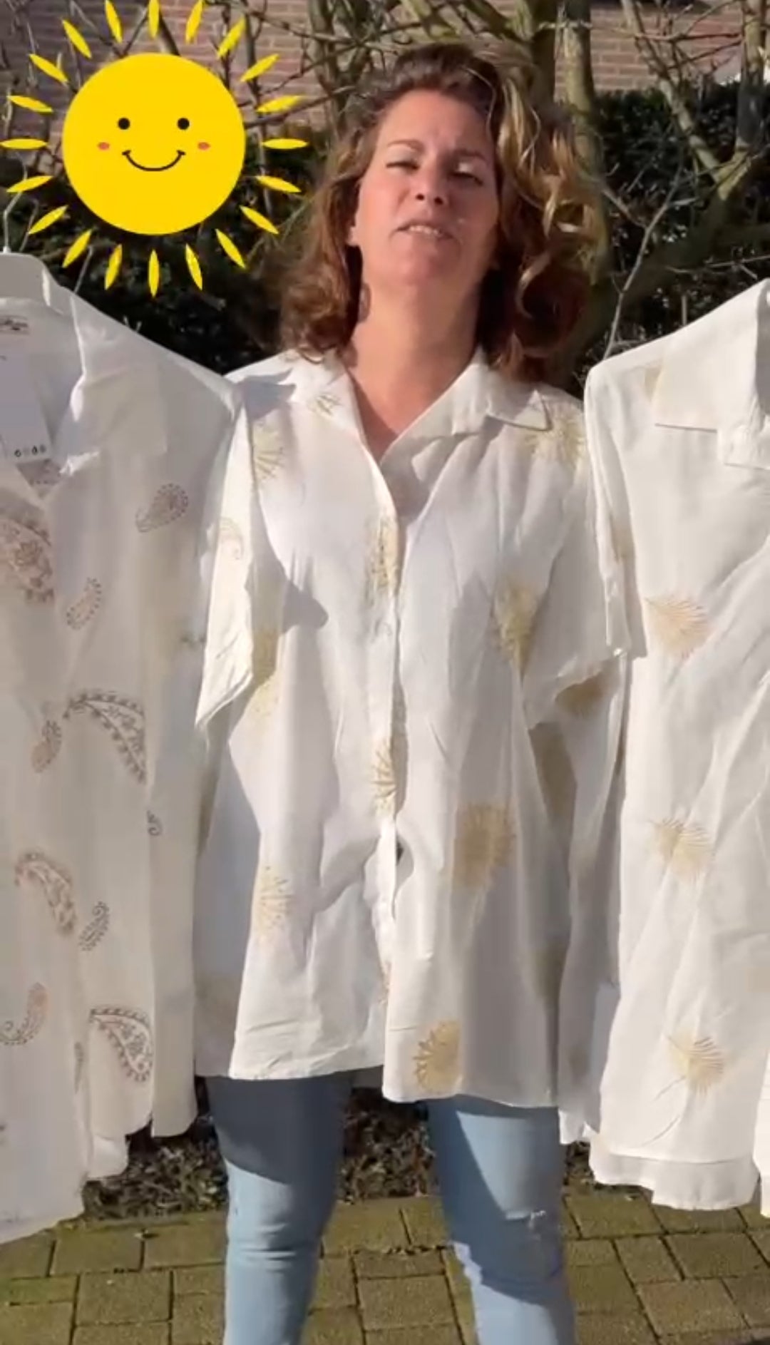 Lange damesblouse grote maat met geborduurde palmtakken - Wit (Maat 42 t/m 52) | Jeans & Chic collectie