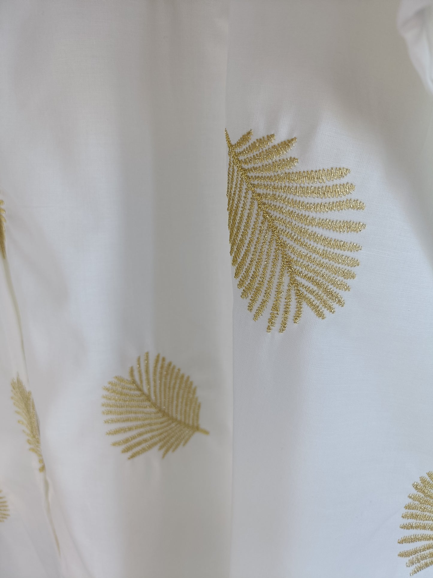 Lange damesblouse grote maat met geborduurde palmtakken - Wit (Maat 42 t/m 52) | Jeans & Chic collectie