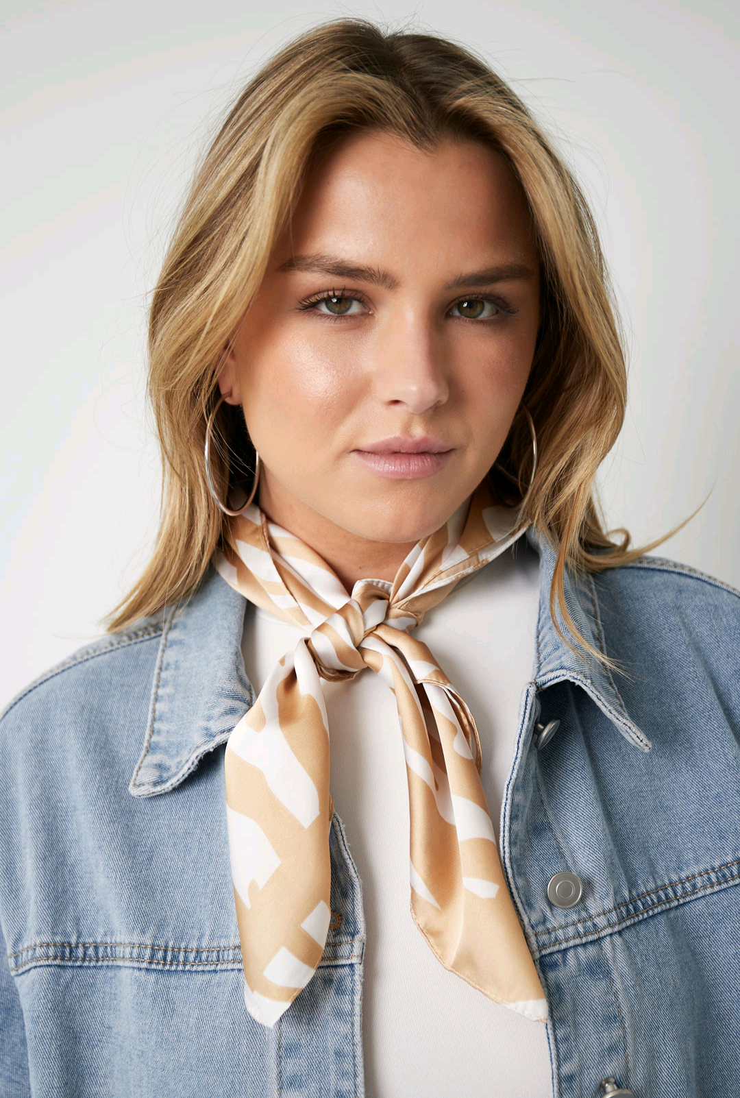 Nek sjaaltje voor dames/neksjaaltje beige zebra print op model. Stijltip.