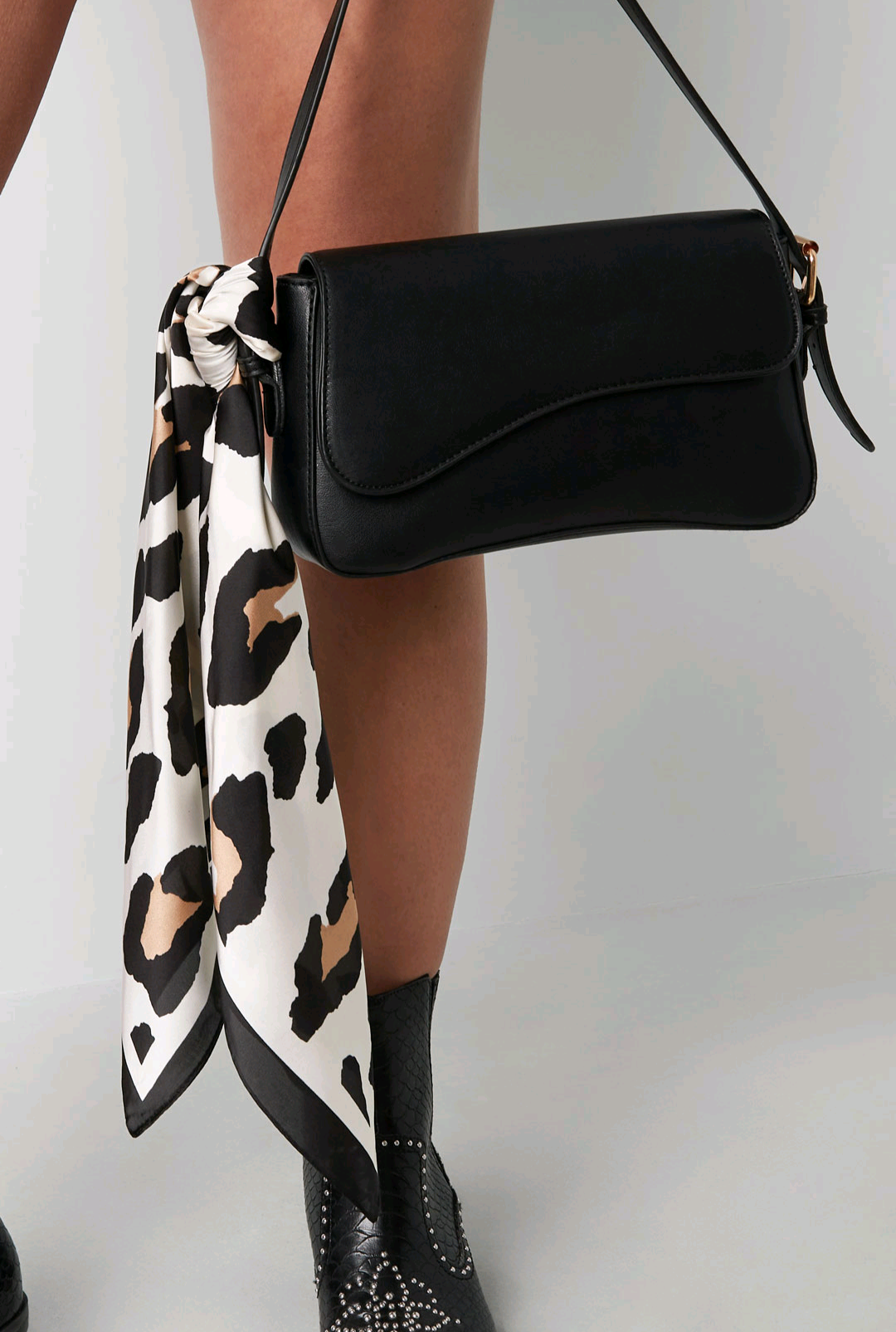 Nek sjaaltje aan tas knopen voor een instant outfit upgrade - Leo
