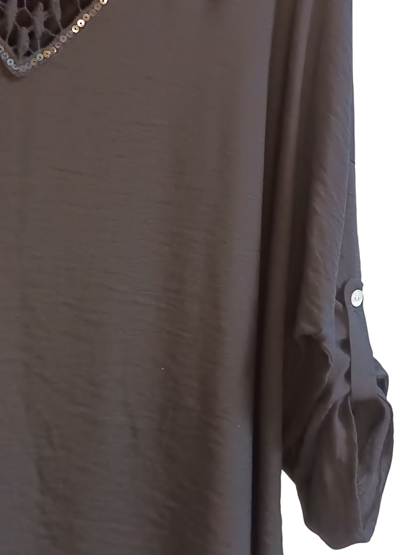 Elegante top grote maat met broderie accent en omrolmouwen.