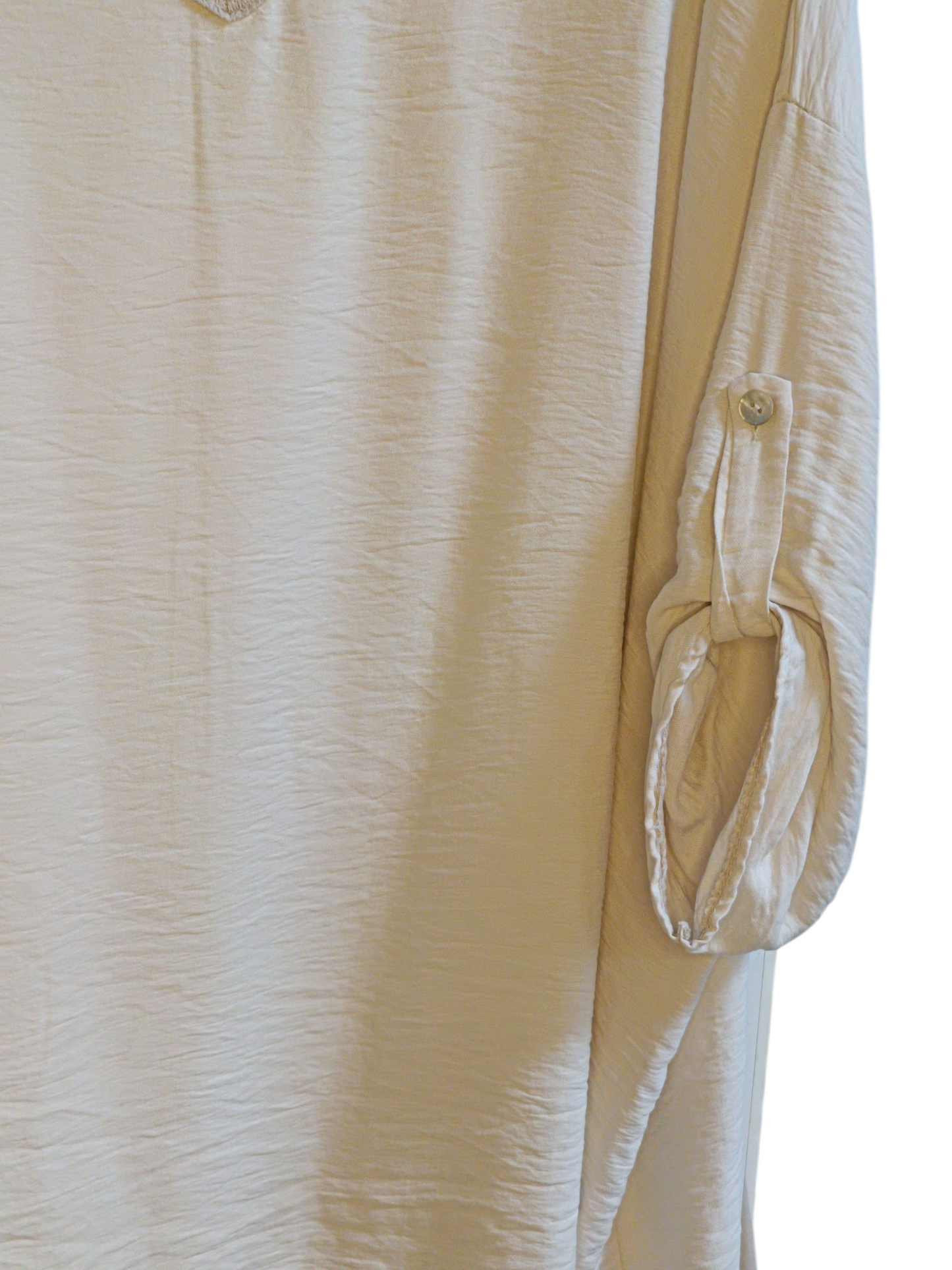 Dames top grote maat met ronde hals en broderie. Detail foto van oprol mouw.