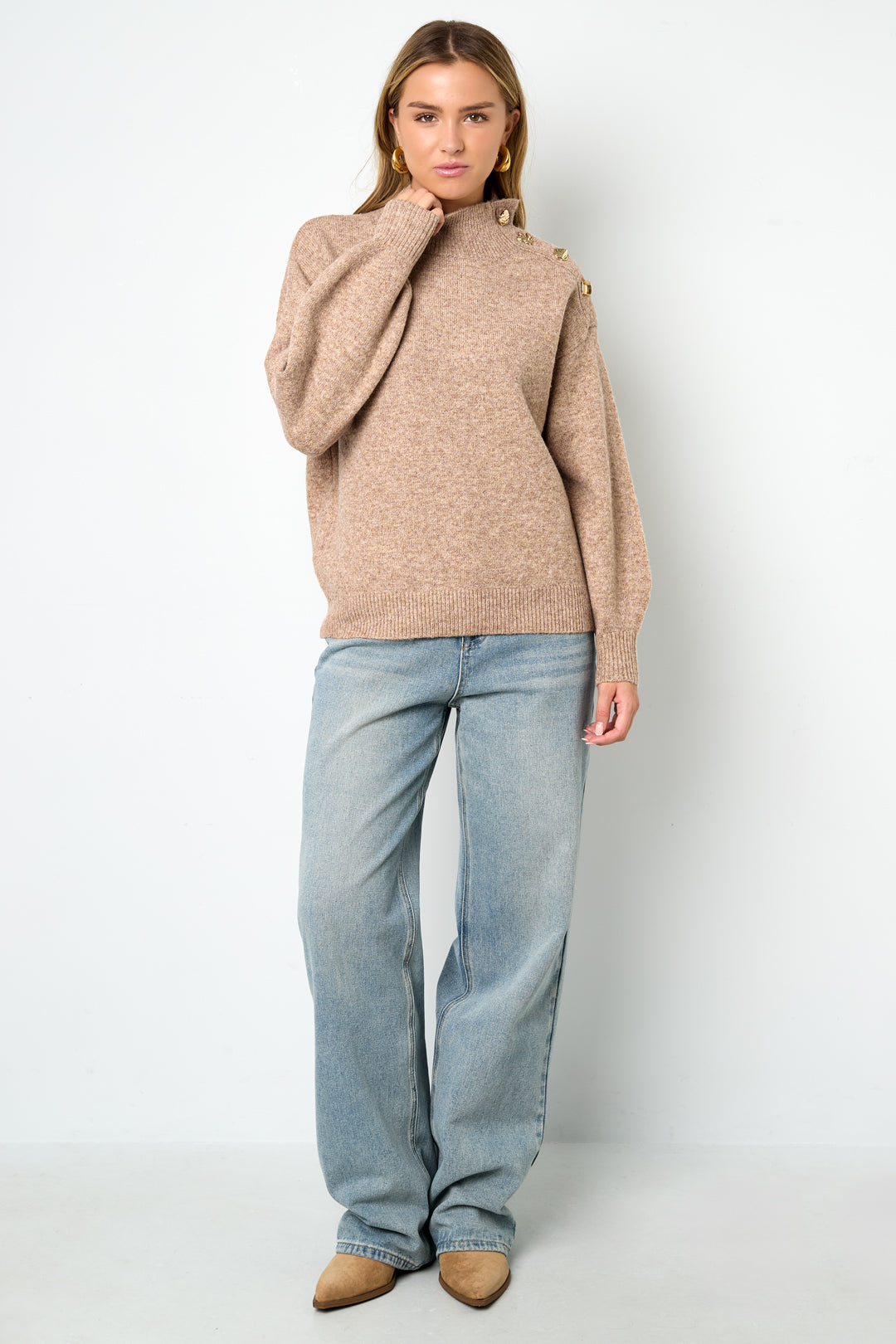 Sweater with buttons on the shoulder