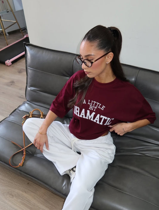 Priority: Ann-Fleur A Little bit Dramatic tee/t-shirt - Bordeaux rood/ Burgundy