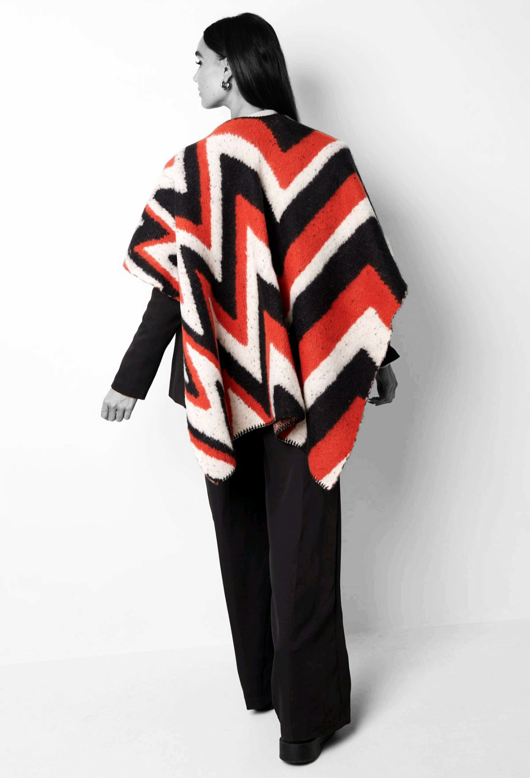 Dames omslagdoek/ poncho met grafische print - Zwart/ Oranje | Fall4Me collectie