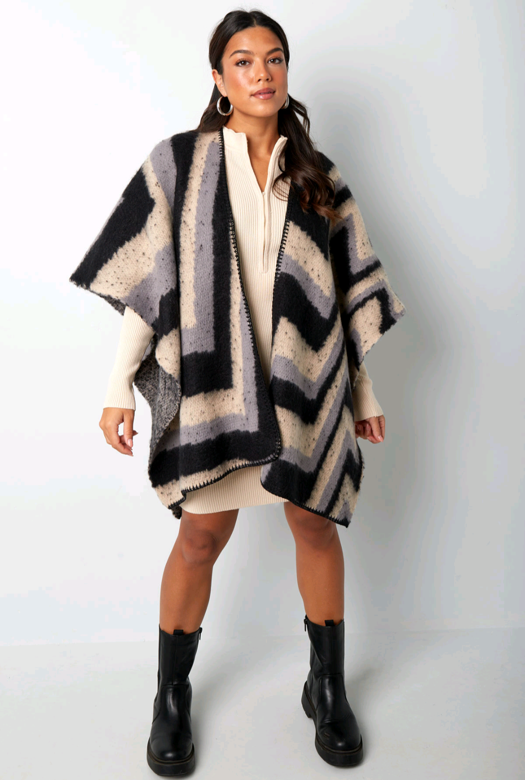 Dames omslagdoek/ poncho met grafische print - Zwart/ Beige | Fall4Me collectie