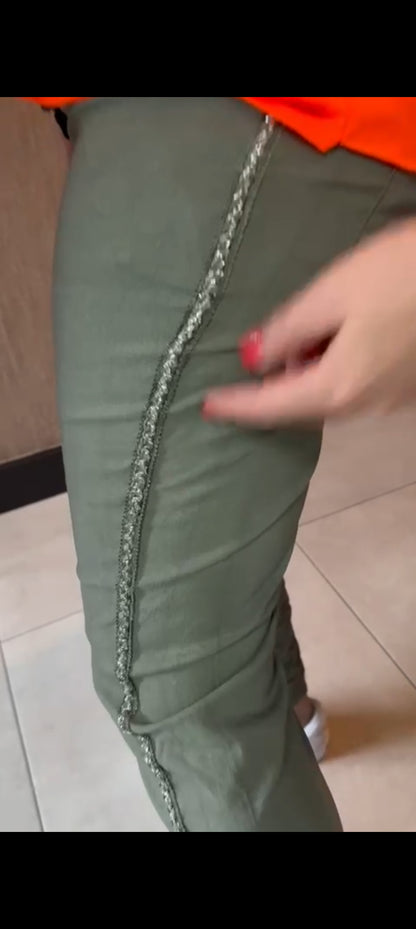 Dames stretch broek met zilveren bies - Army groen | Lente & Pastels collectie