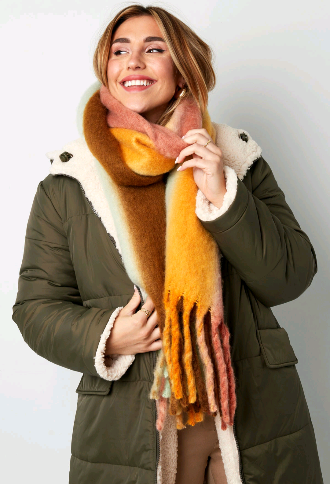 Winter sjaal dames met ombre effect en dunne franjes - Camel/ Kaki | Fall4me collectie