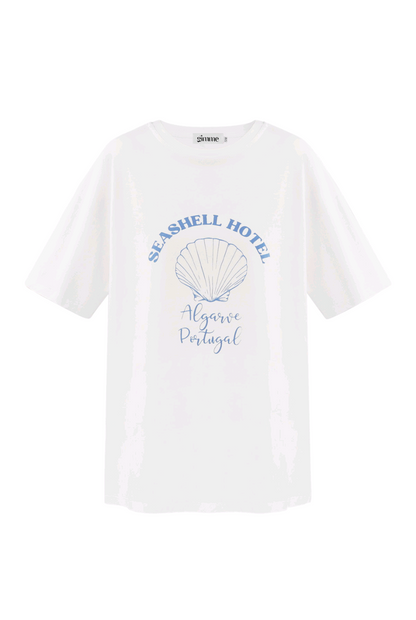 Dames wit t-shirt met blauwe opdruk en tekst; 'Seashell hotel' - Wit/ blauw | Tee Time collectie