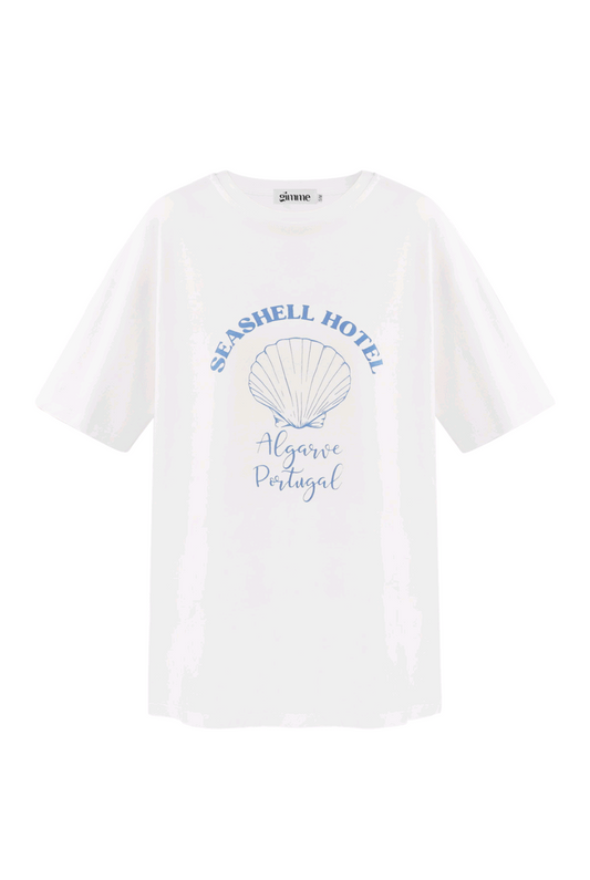 Dames wit t-shirt met blauwe opdruk en tekst; 'Seashell hotel' - Wit/ blauw | Tee Time collectie