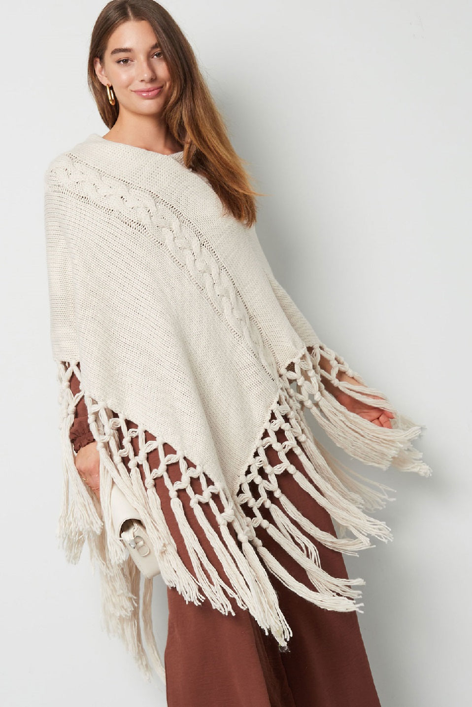Luna - Zwarte gebreide dames poncho met slierten | Selflove collectie