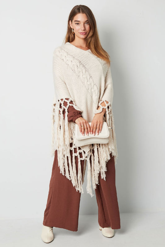 Luna - Beige gebreide dames poncho met slierten | Selflove collectie