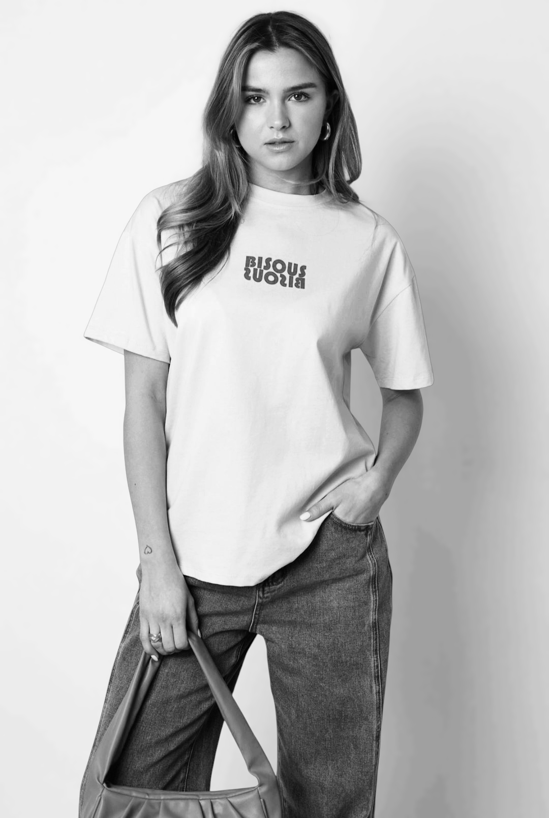 Gimme zwart dames t-shirt met witte tekst; 'Bisous' - Zwart/ Wit | Tee Time collectie