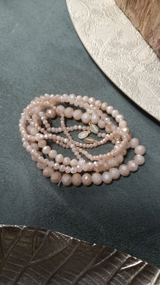 Kralen armband dames; Set van 5 glaskralen armbandjes met facet glans – Pearly Beige