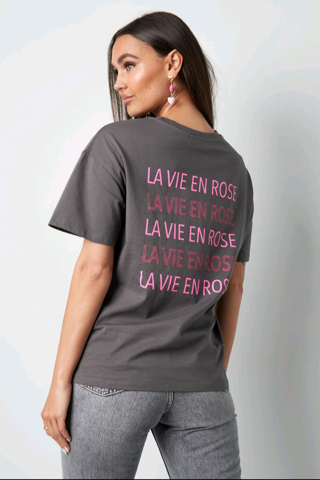 Gimme grijs dames t-shirt met roze tekst op de rug; 'La Vie en Rose' - Grijs/Roze | Tee Time collectie