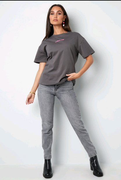 Gimme grijs dames t-shirt met roze tekst op de rug; 'La Vie en Rose' - Grijs/Roze | Tee Time collectie