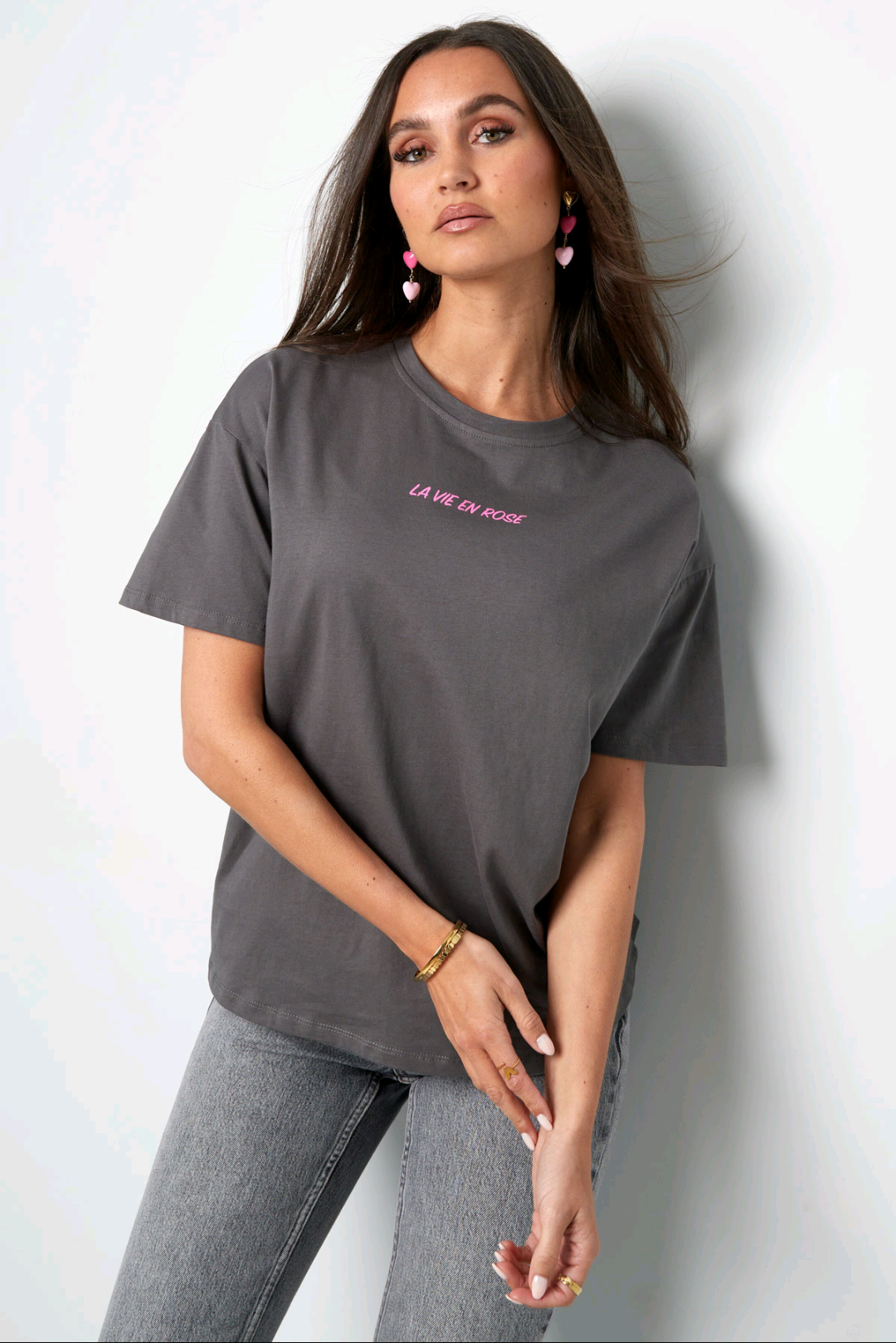 Gimme grijs dames t-shirt met roze tekst op de rug; 'La Vie en Rose' - Grijs/Roze | Tee Time collectie