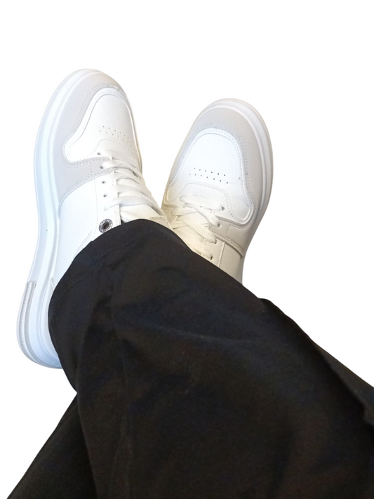 Trendy witte dames sneakers met gouden en beige details
