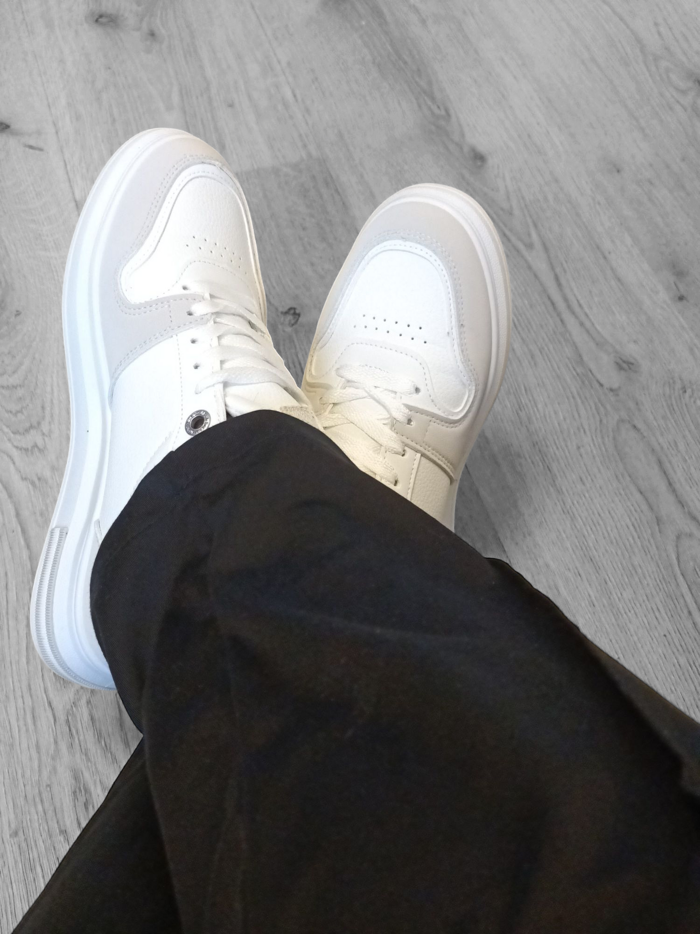 Trendy witte dames sneakers met gouden en beige details