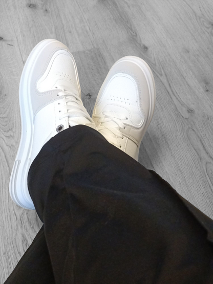 Trendy witte dames sneakers met gouden en beige details