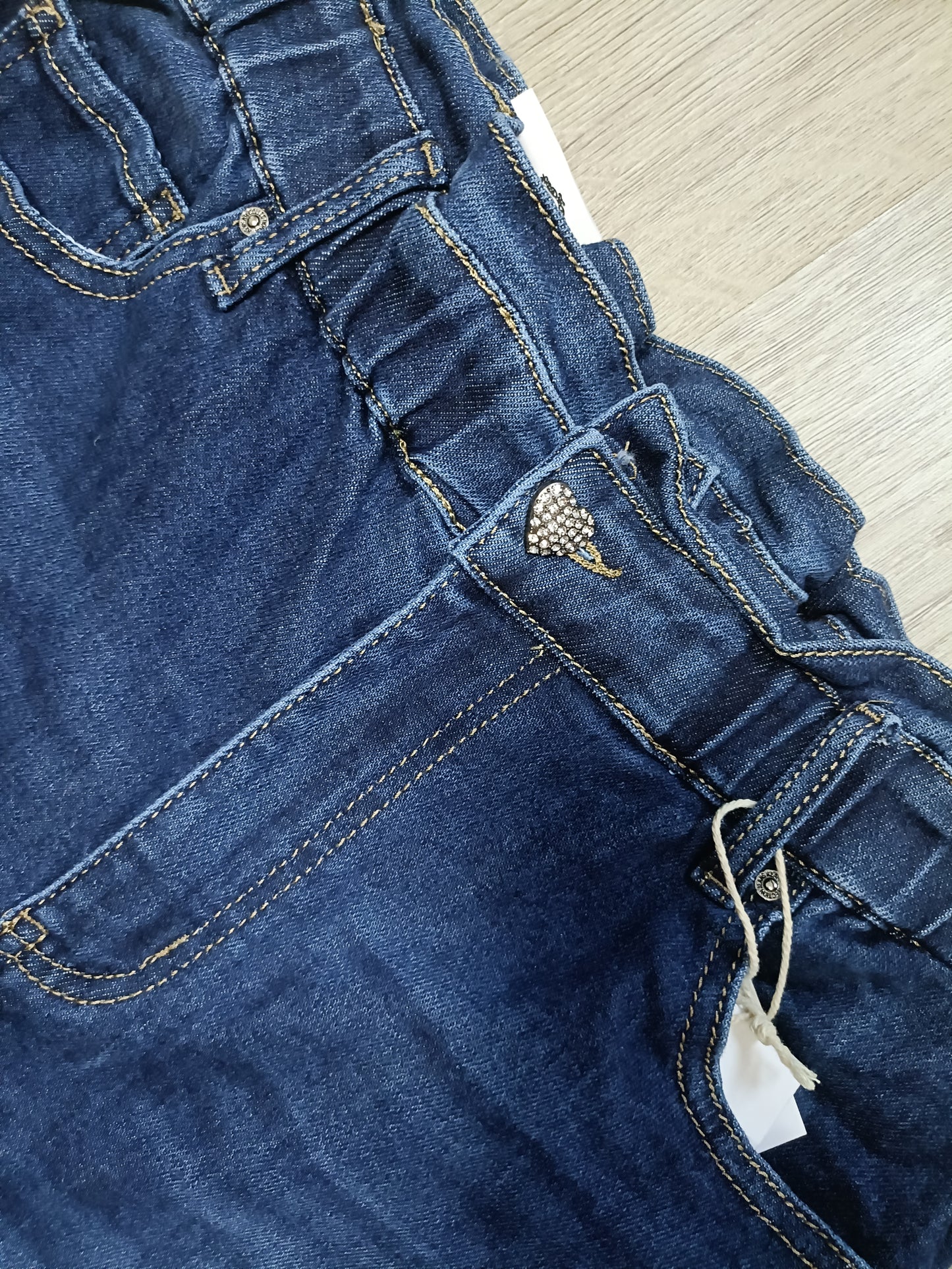 Karostar ultra high waist jeans met rits en hart vormige strass-knoop
