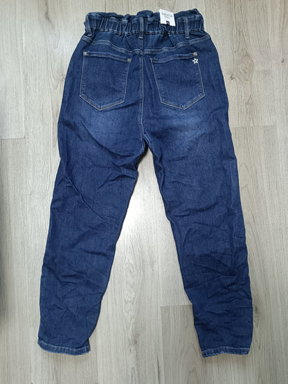 Complete outfit: Fijn gebreide trui + jeans + nek sjaaltje