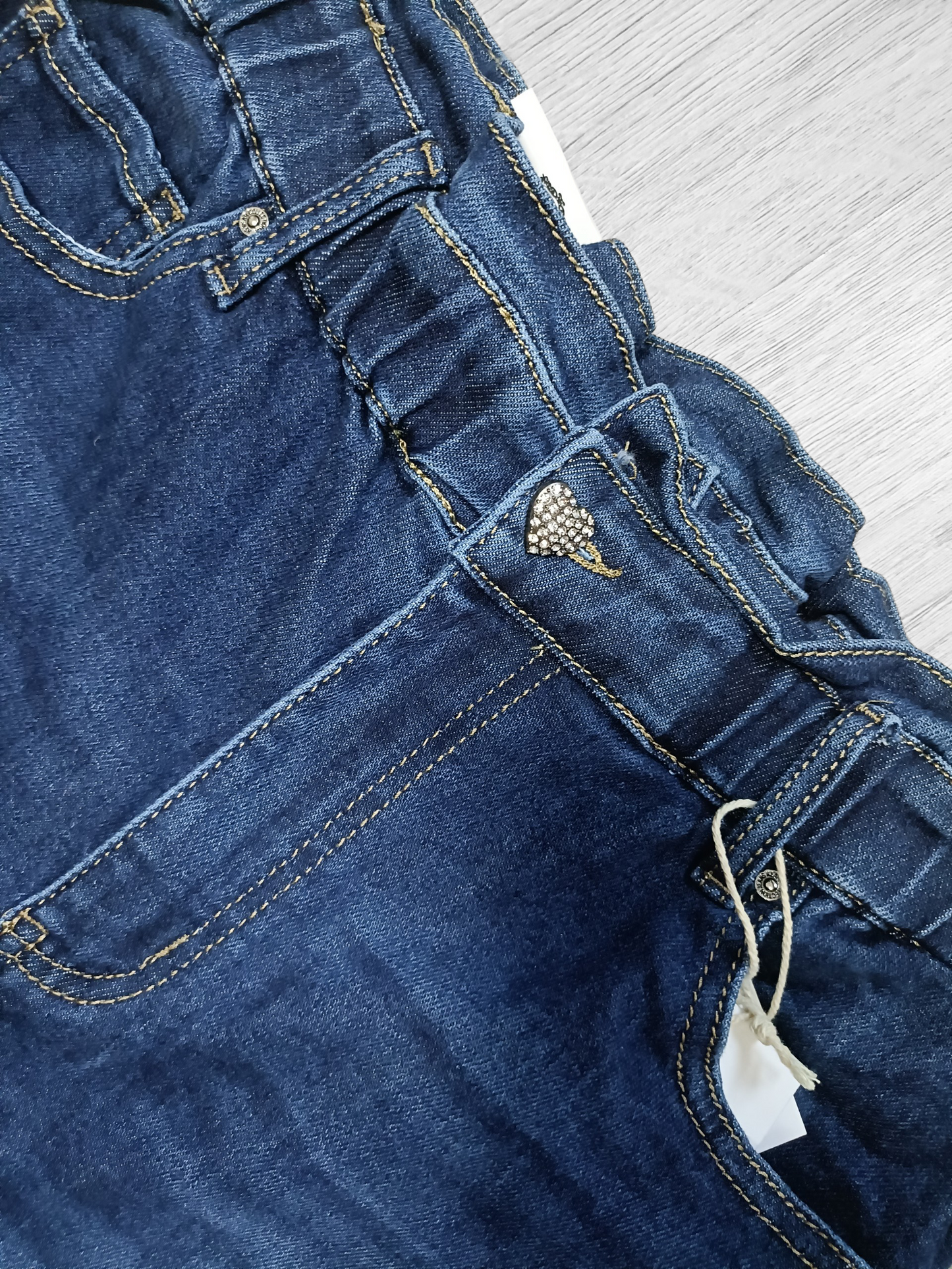 Complete outfit: Fijn gebreide trui + jeans + nek sjaaltje