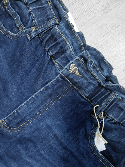 Complete outfit: Fijn gebreide trui + jeans + nek sjaaltje