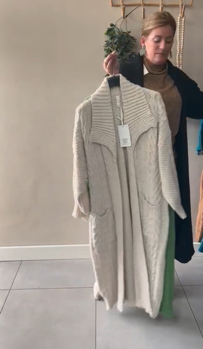 Ziva; Lang Gebreid Kabelvest dames met zakken - Beige.