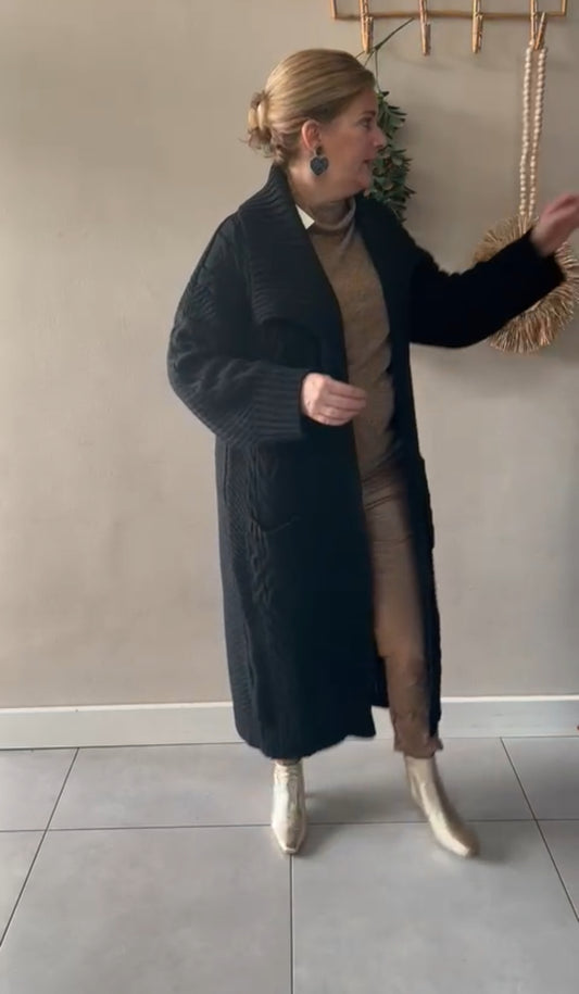 Ziva; Lang Gebreid Kabelvest dames met zakken - Zwart.