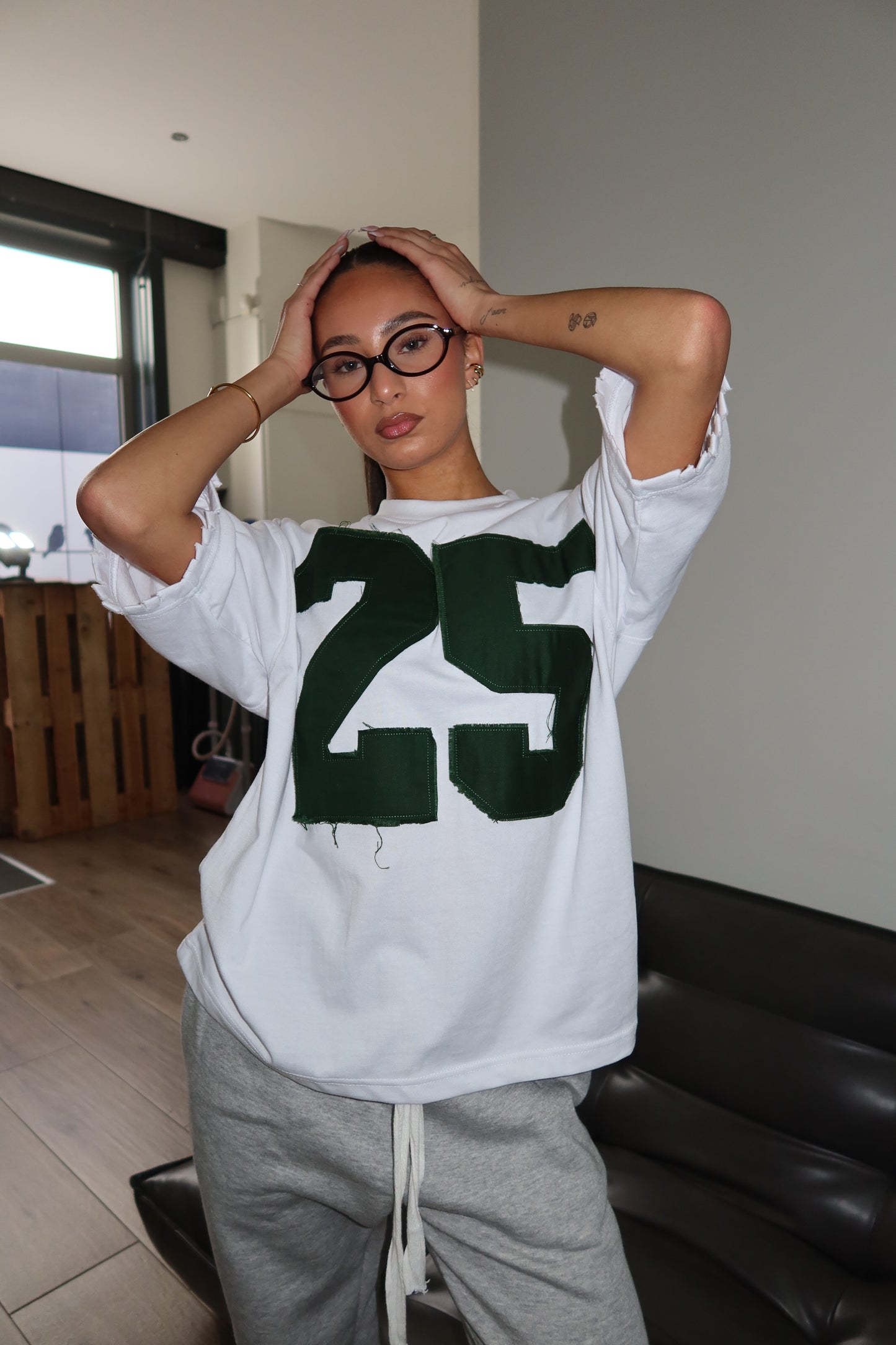 Priority T-shirt: PRIORITY 25 ICONIC TEE – Wit