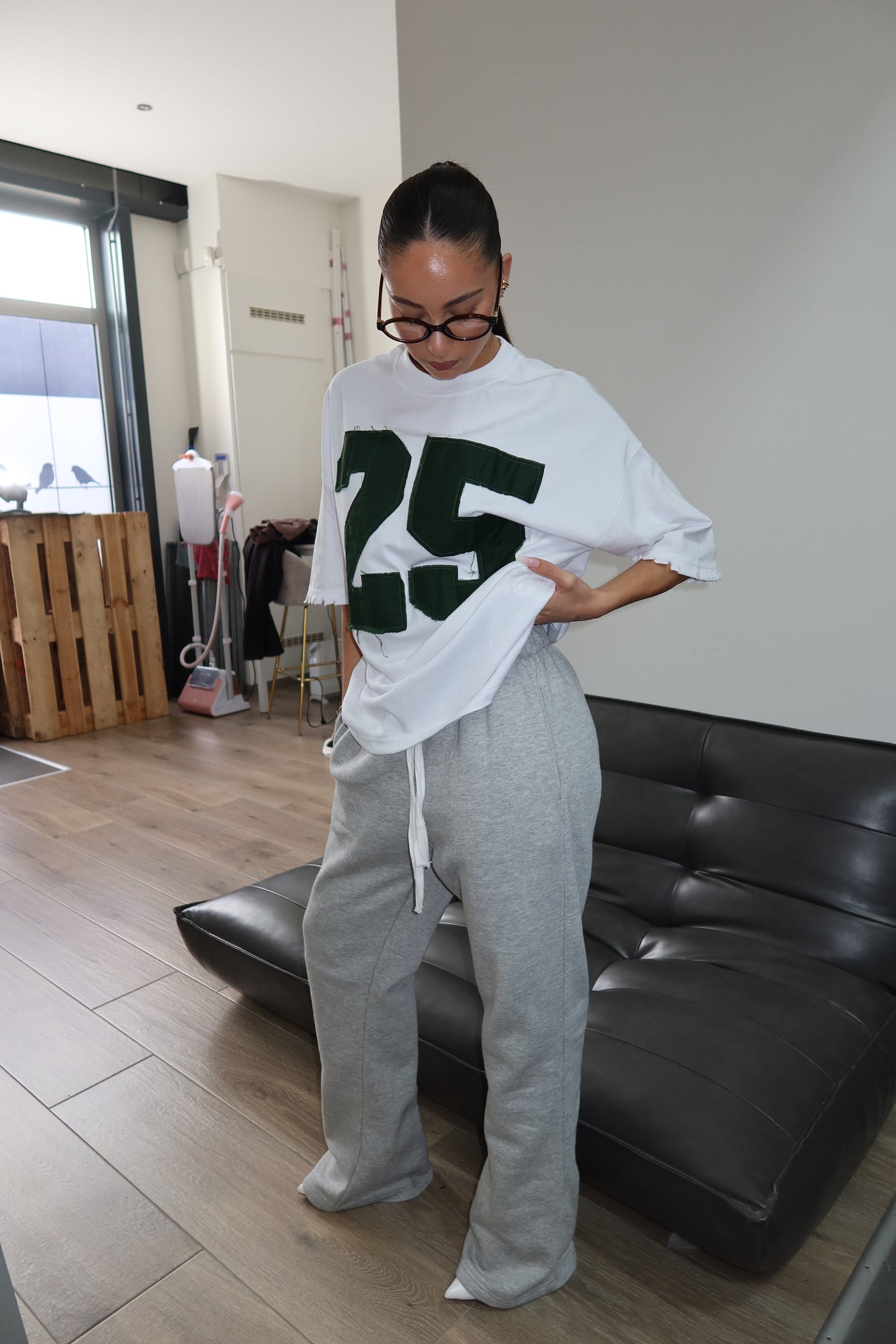 Priority T-shirt: PRIORITY 25 ICONIC TEE – Wit